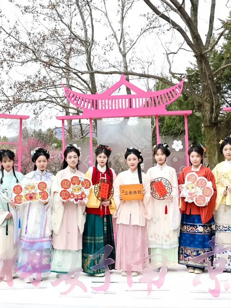 Hanfu festival,Nanjing Plum Blossom Festival, traditional Chinese clothing