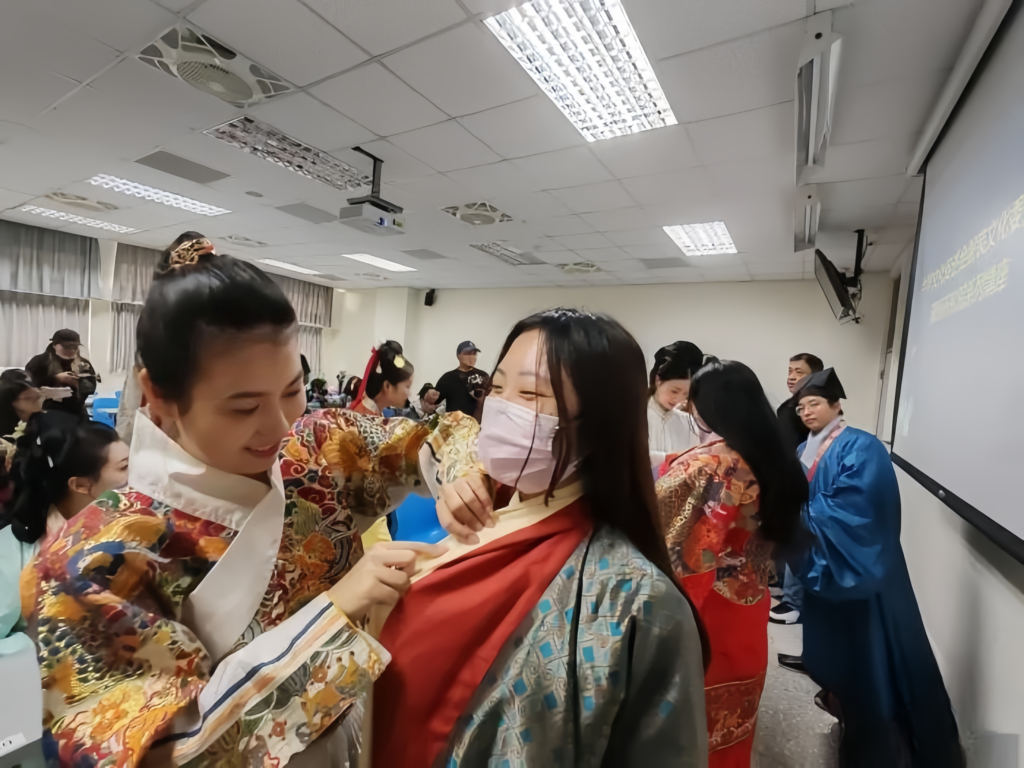 Hanfu culture,Taoyuan Lantern Festival, traditional Chinese clothing, cross-strait exchange