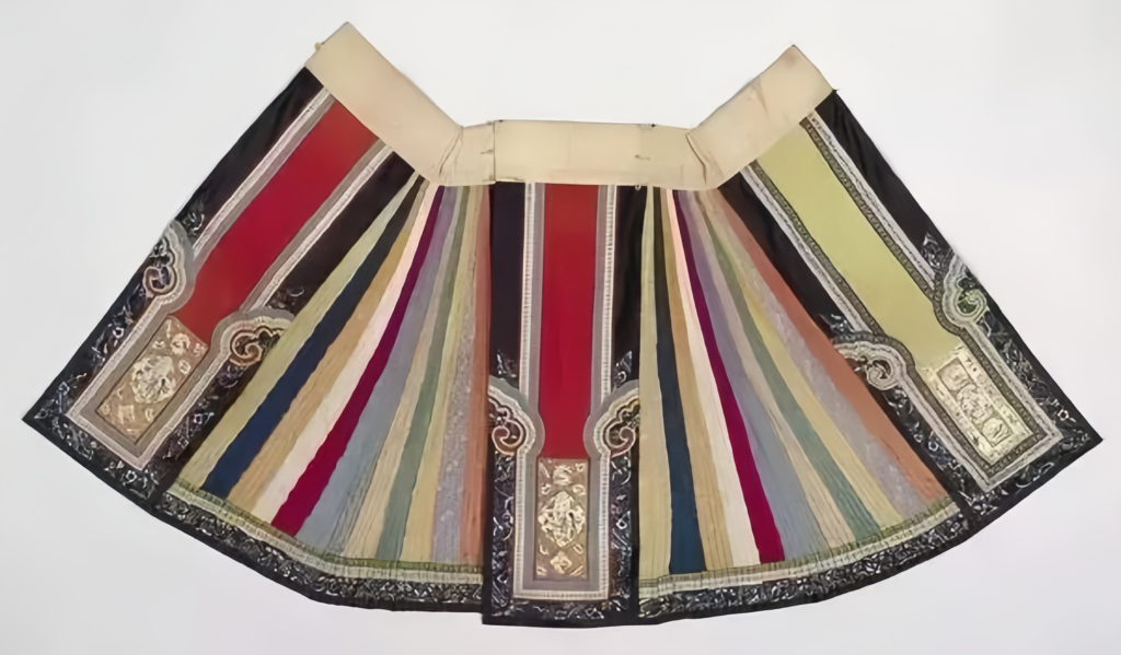 Evolution of Chinese Skirts in Traditional Clothing
From the Shen Yi to the Mamian skirt, the evolution of Chinese skirts spans thousands ofyears. Explore how Hanfu skirts shaped traditional Chinese clothing styles.