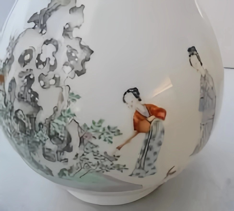 Hanfu in Artworks: From Paintings to Literature and Ceramics
Discover Hanfu in artworks, from ancient paintings and ceramic designs to literature, showcasing the lasting beauty of traditional Chinese clothing.