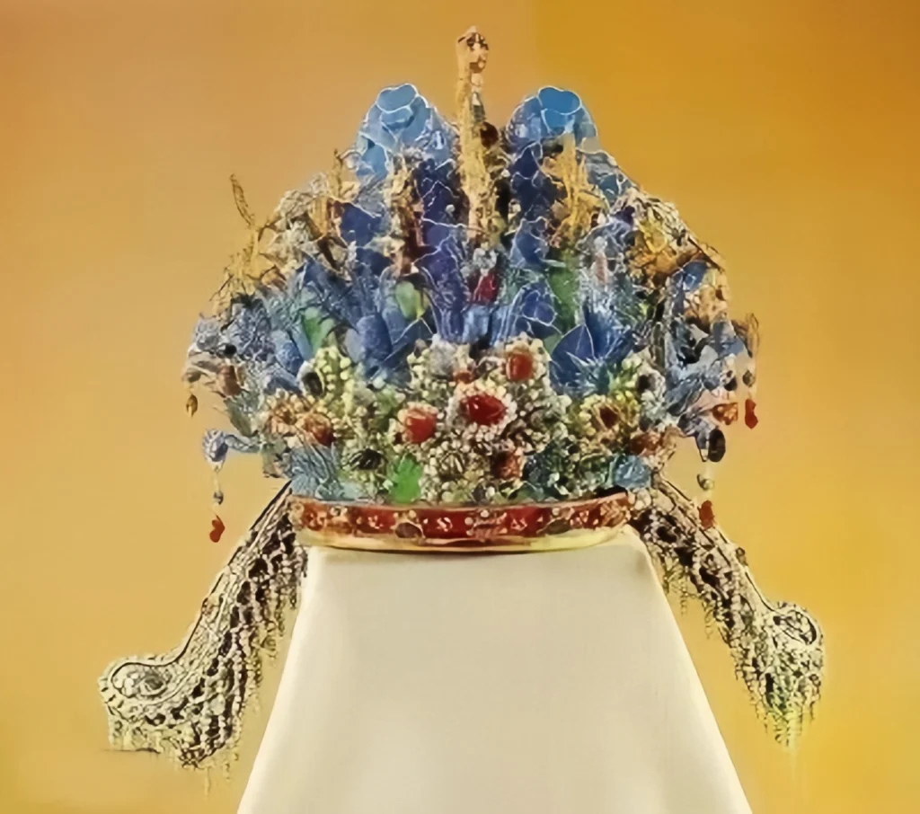 Ming dynasty phoenix crowns
Traditional Chinese headpieces
Chinese royal jewelry
Historical Ming fashion
Ming dynasty royal artifacts