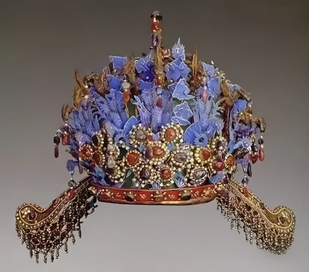 Ming dynasty phoenix crowns
Traditional Chinese headpieces
Chinese royal jewelry
Historical Ming fashion
Ming dynasty royal artifacts