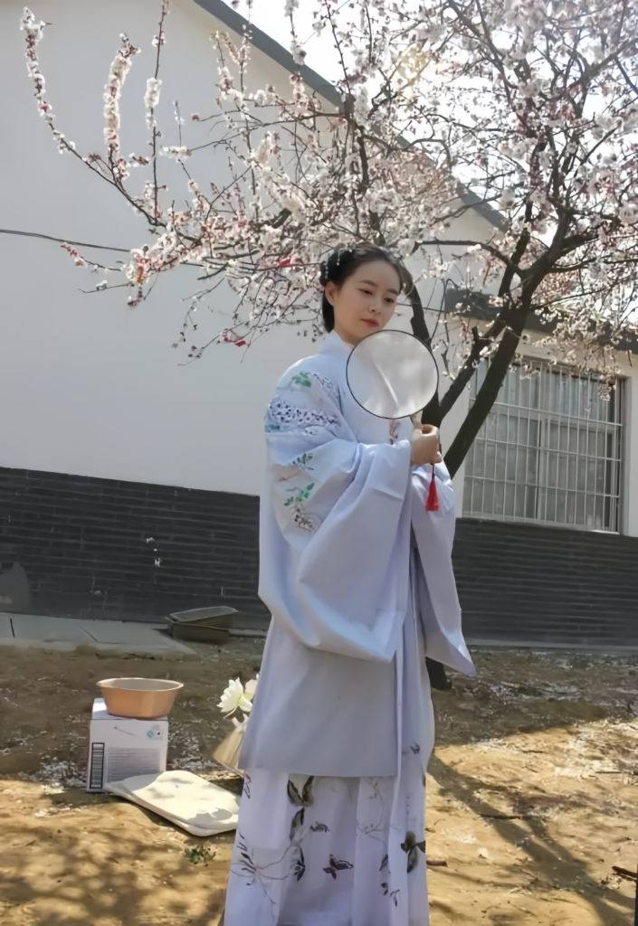 Hanfu etiquette
Traditional Chinese clothing
Hanfu wearing tips
Chinese cultural rituals
Hanfu posture guide