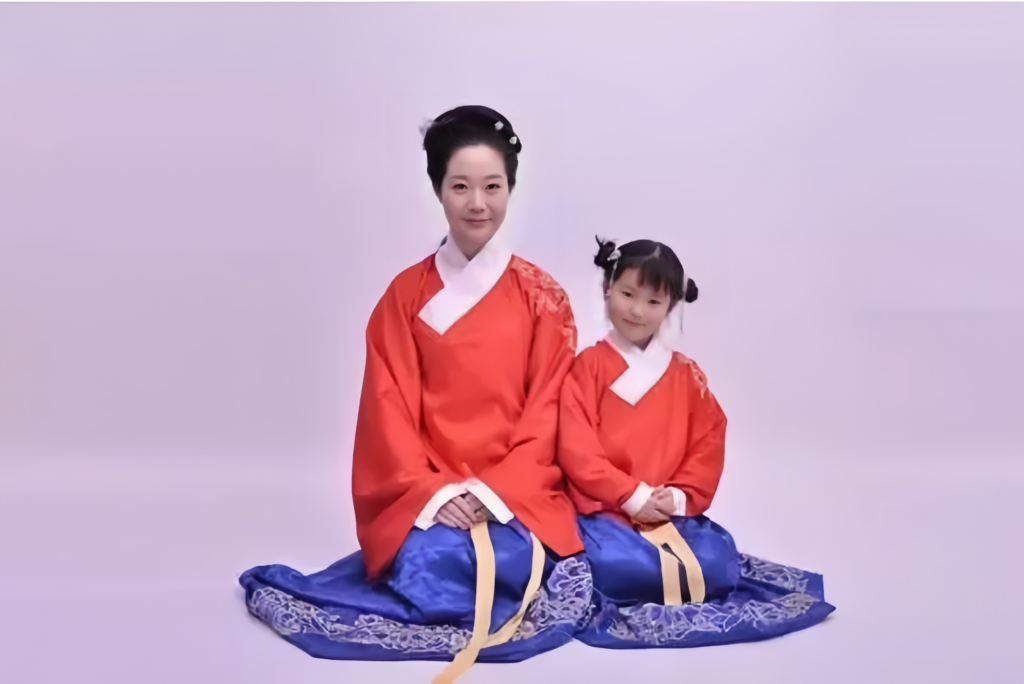 Hanfu etiquette
Traditional Chinese clothing
Hanfu wearing tips
Chinese cultural rituals
Hanfu posture guide