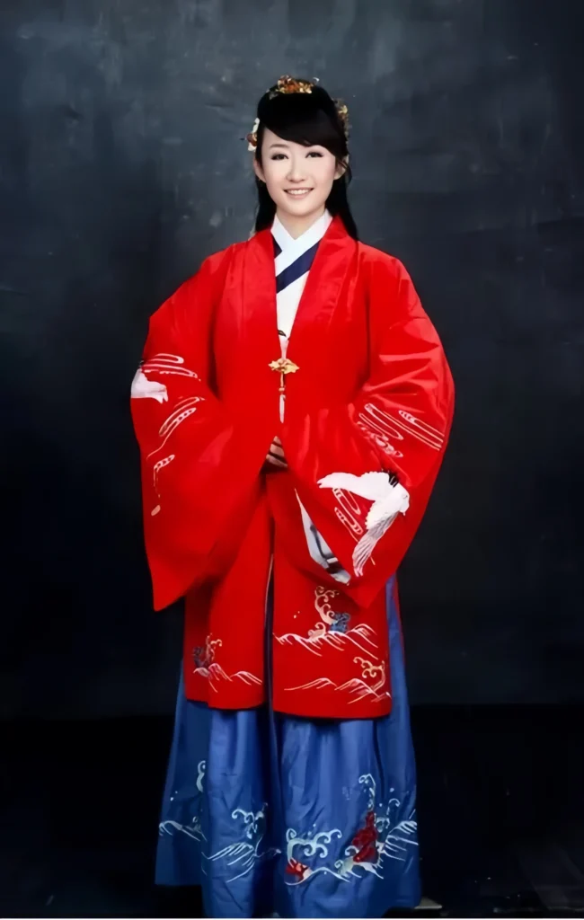 Ming Hanfu features
Hanfu buttons
Mamian skirt
Ming class clothing rules
Ming makeup