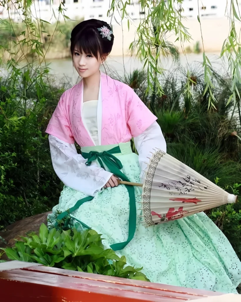 Hanfu vs drama costumes
Real Hanfu
Drama costume mistakes
Hanfu shape rules
Chinese style fashion