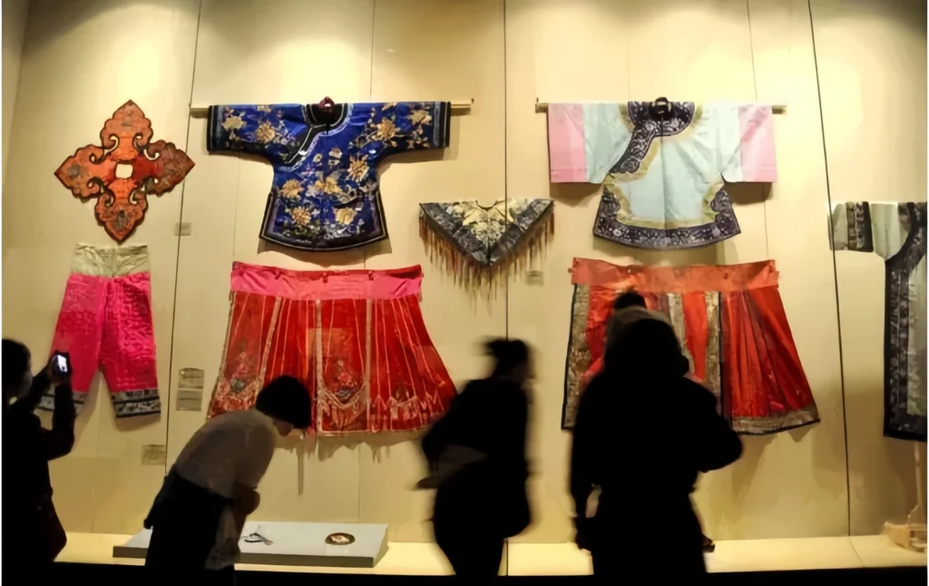 Chinese ancient clothing
Ancient Chinese clothing history
Traditional Chinese clothing
Chinese dynasty clothing
Hanfu history